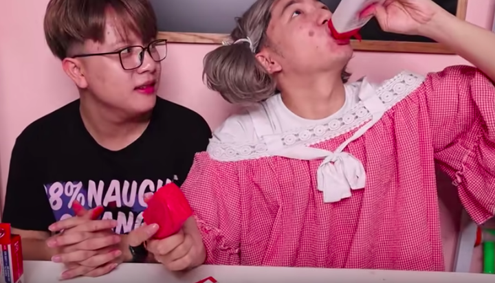 Dân mạng lên án kênh YouTube triệu views dạy trẻ làm giả nước rửa bát, sữa tắm để uống - 1