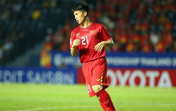 U23 châu Á: Đình Trọng chườm đá, tập tễnh rời sân - 1