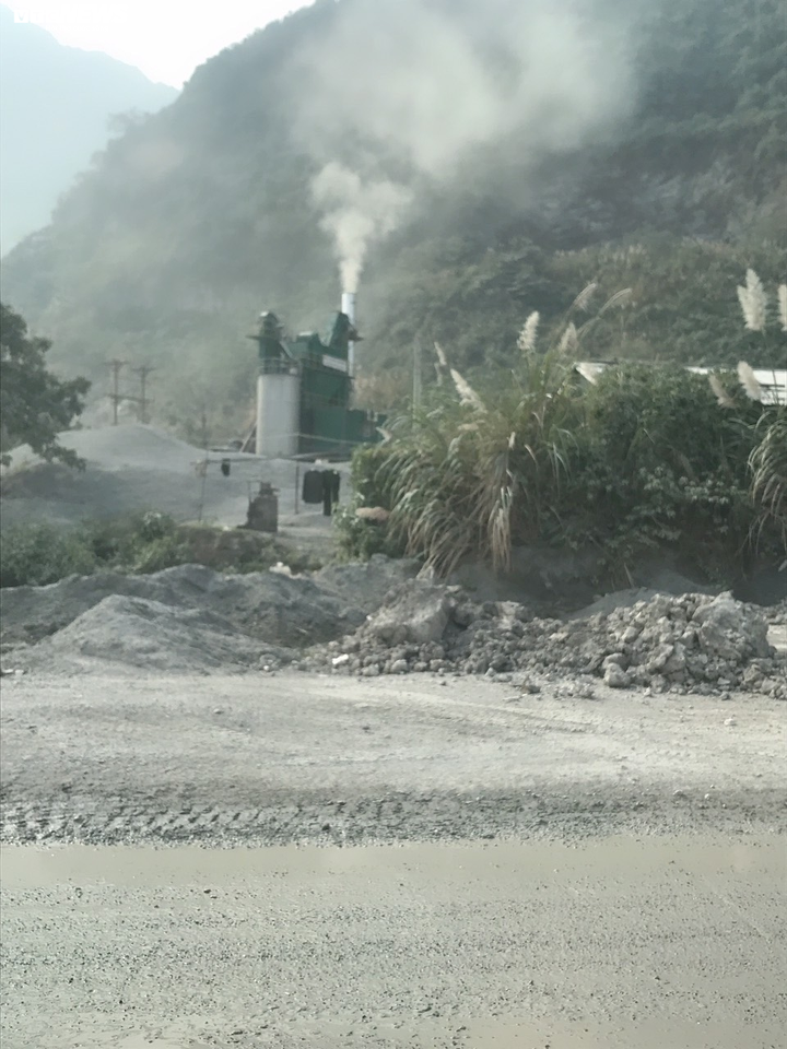 Trạm trộn bê tông nhựa không phép, nhả khói ô nhiễm ở Hà Nam - 1