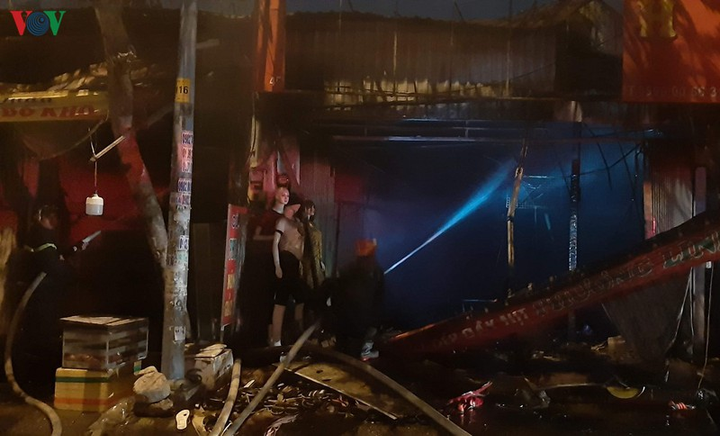 Cháy lớn ở TP.HCM, gần chục cửa hàng bị thiêu rụi - 3