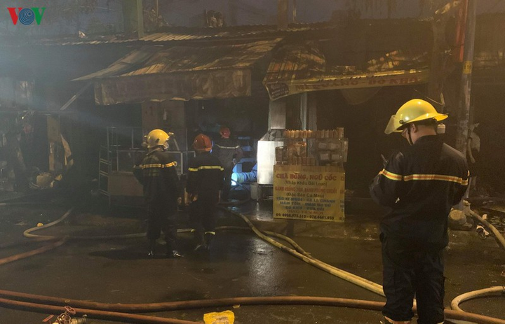 Cháy lớn ở TP.HCM, gần chục cửa hàng bị thiêu rụi - 4
