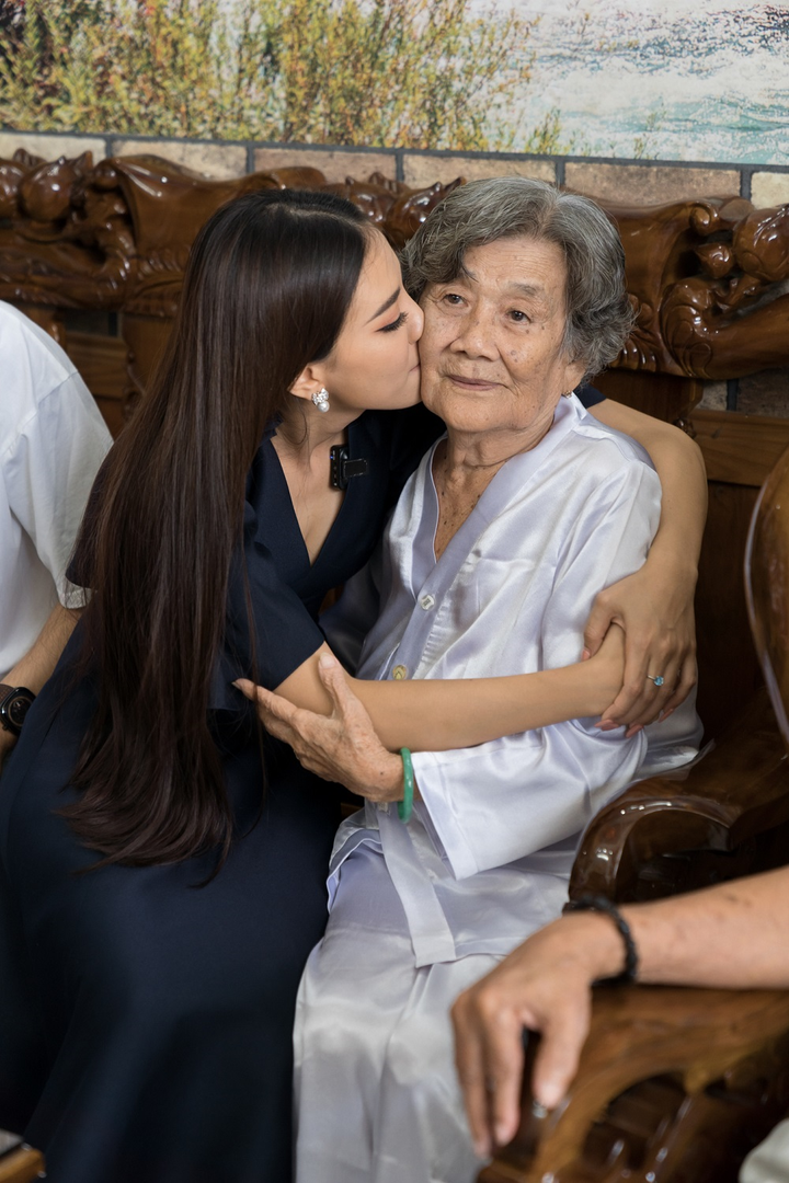 Á hậu Kim Duyên phụ gia đình bán cơm, xúc động khi về quê - 2