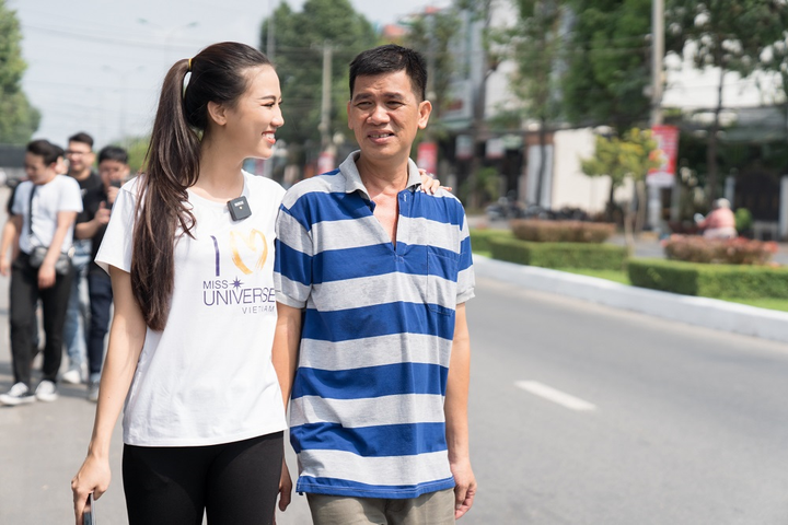 Á hậu Kim Duyên phụ gia đình bán cơm, xúc động khi về quê - 4