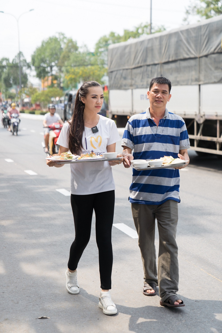 Á hậu Kim Duyên phụ gia đình bán cơm, xúc động khi về quê - 7