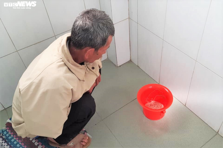 Xổ cùng lúc 2 con sán xơ mít dài hơn chục mét - 1