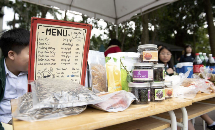 Học sinh Hà thành tự gói bánh chưng, quyên góp từ thiện dịp Tết cổ truyền - 3