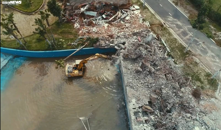 Ảnh: Công viên nước hơn 200 tỷ đồng hiện đại bậc nhất Thủ đô bị san phẳng - 7