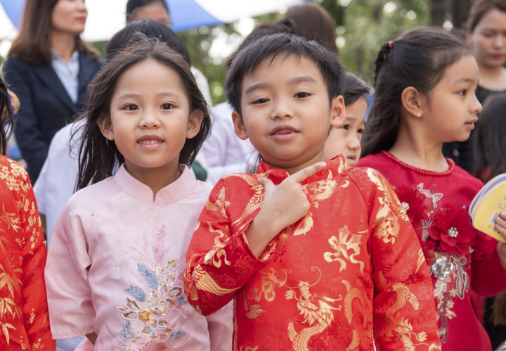 Học sinh Hà thành tự gói bánh chưng, quyên góp từ thiện dịp Tết cổ truyền - 5