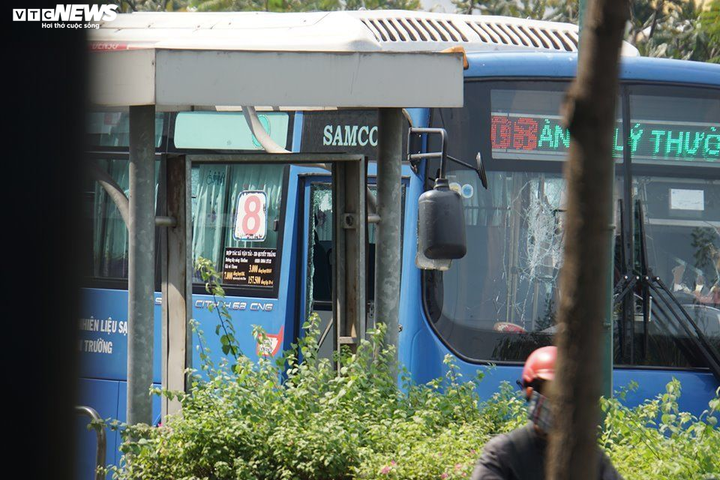 Khởi tố nhóm côn đồ đập phá xe buýt ở TP.HCM - 1