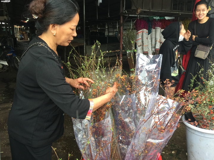 Hà Nội: Sát Tết Canh Tý, giá hoa chợ Quảng An tăng từng ngày - 6