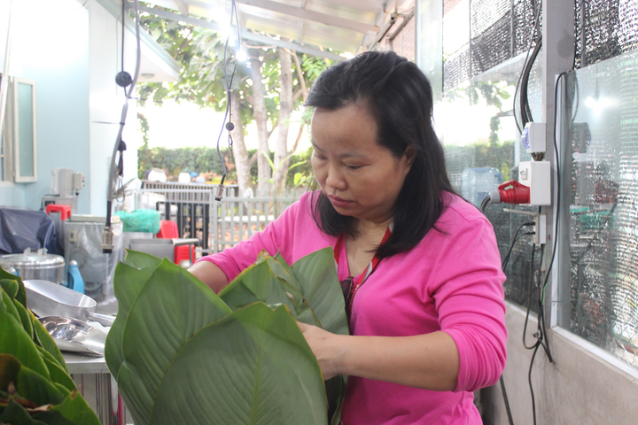 Cận cảnh quy trình sản xuất bánh chưng bằng máy ở TP.HCM - 4