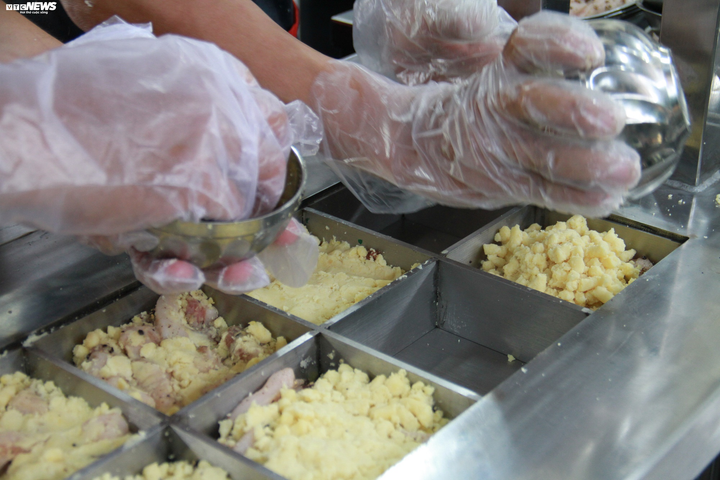 Cận cảnh quy trình sản xuất bánh chưng bằng máy ở TP.HCM - 7