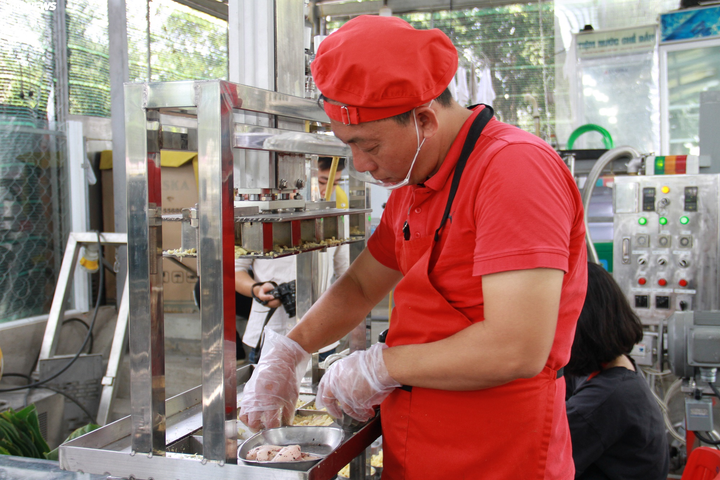 Người đàn ông chịu chơi bỏ tiền tỷ chế máy làm bánh chưng - 1