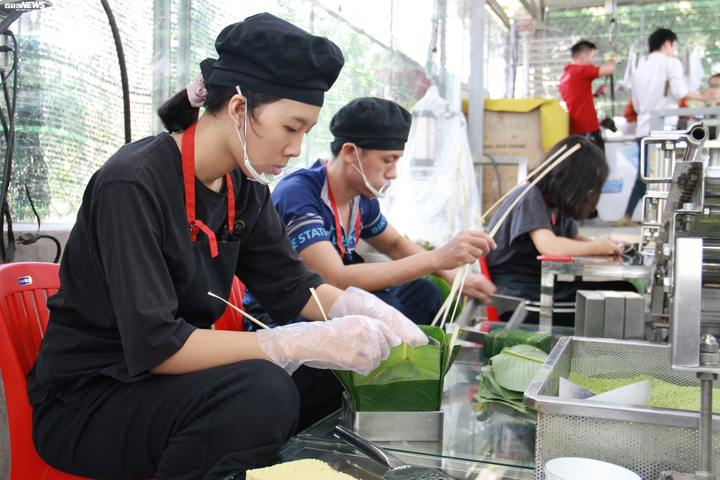 Cận cảnh quy trình sản xuất bánh chưng bằng máy ở TP.HCM - 3