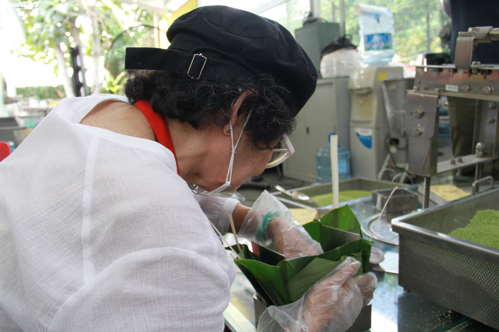 Người đàn ông chịu chơi bỏ tiền tỷ chế máy làm bánh chưng - 4