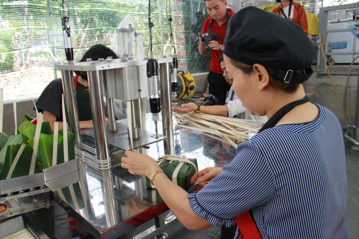 Cận cảnh quy trình sản xuất bánh chưng bằng máy ở TP.HCM - 10