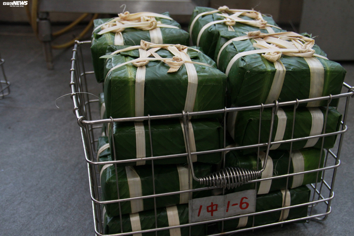 Cận cảnh quy trình sản xuất bánh chưng bằng máy ở TP.HCM - 12