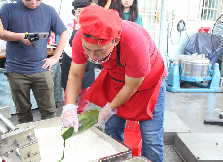 Cận cảnh quy trình sản xuất bánh chưng bằng máy ở TP.HCM - 8