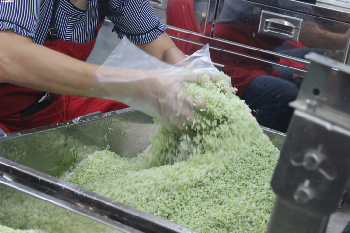 Người đàn ông chịu chơi bỏ tiền tỷ chế máy làm bánh chưng - 3