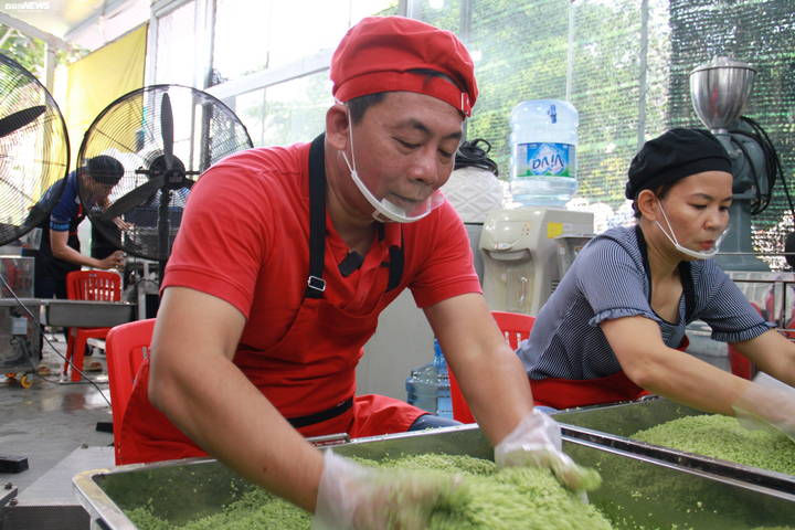 Cận cảnh quy trình sản xuất bánh chưng bằng máy ở TP.HCM - 2