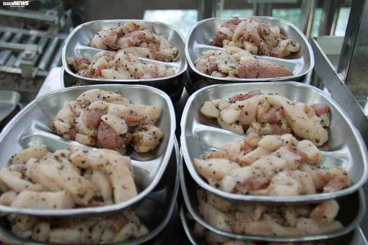 Người đàn ông chịu chơi bỏ tiền tỷ chế máy làm bánh chưng - 2