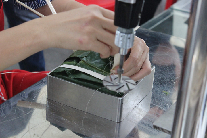 Cận cảnh quy trình sản xuất bánh chưng bằng máy ở TP.HCM - 9