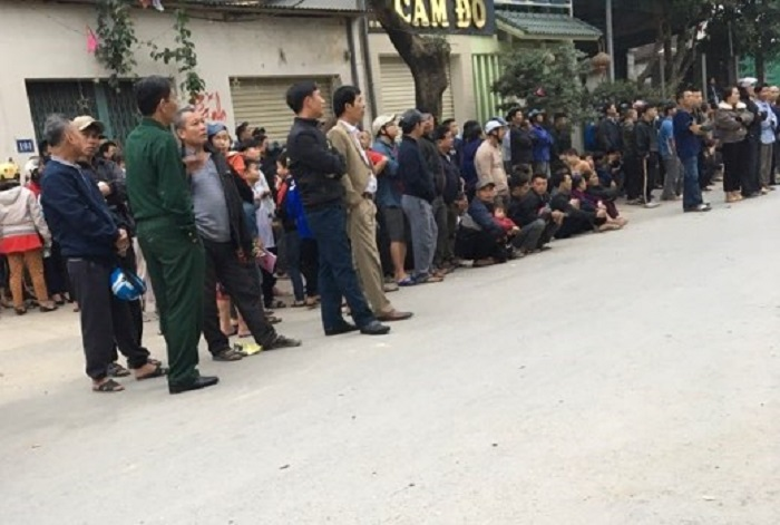 Phá sới bạc lớn trong quán karaoke ở Nghệ An, điều 5 xe khách mới chở hết 'con bạc' - 2