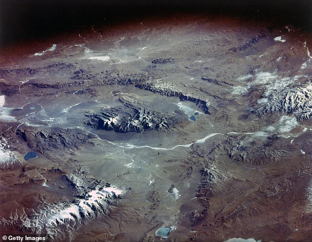 Nhiệt độ tăng lên, sông băng tan có thể giải phóng virus cổ xưa 15.000 tuổi - 1