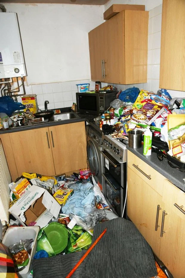 Cặp vợ chồng bỏ mặc con trai 7 tuổi trong căn nhà ngập ngụa rác thải - 2