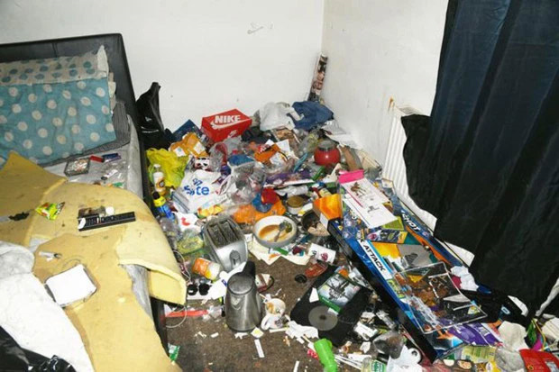 Cặp vợ chồng bỏ mặc con trai 7 tuổi trong căn nhà ngập ngụa rác thải - 3