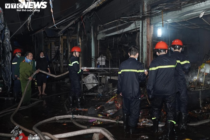 Ảnh: Hiện trường tan hoang sau khi 'bà hỏa' ghé thăm, thiêu rụi hàng loạt kiot ở Thái Bình - 2