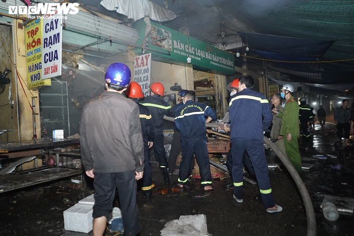 Ảnh: Hiện trường tan hoang sau khi 'bà hỏa' ghé thăm, thiêu rụi hàng loạt kiot ở Thái Bình - 6