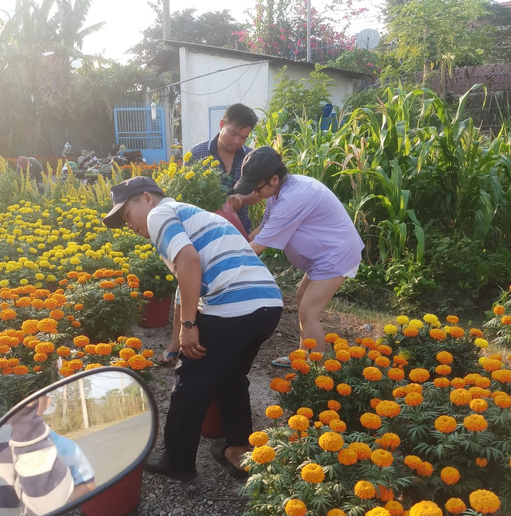 Mất vợ trong chuyến buôn hoa Tết, người chồng bán rẻ về quê chịu tang - 1