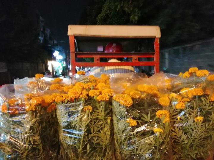 Mất vợ trong chuyến buôn hoa Tết, người chồng bán rẻ về quê chịu tang - 4