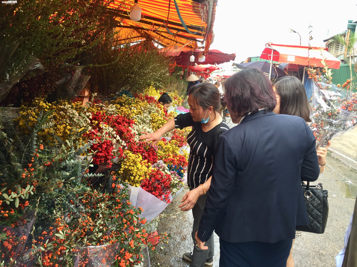 Hà Nội: Sát Tết Canh Tý, giá hoa chợ Quảng An tăng từng ngày - 3