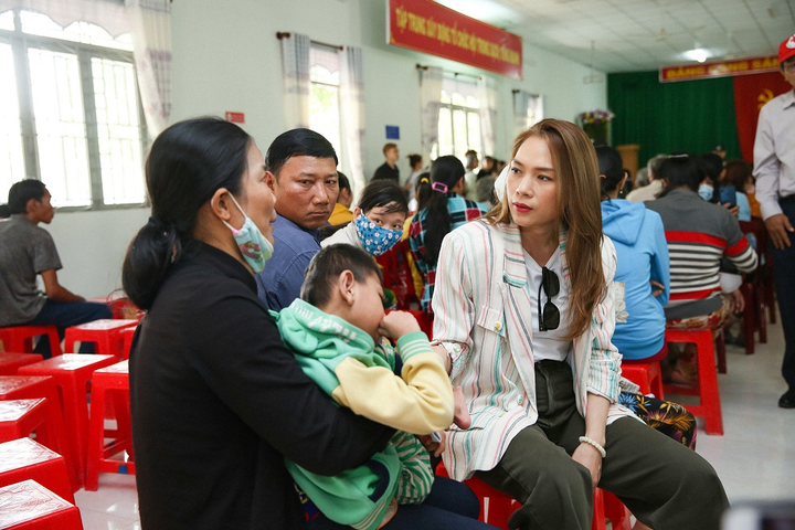 Mỹ Tâm giản dị đi từ thiện trước khi về quê đón Tết - 4