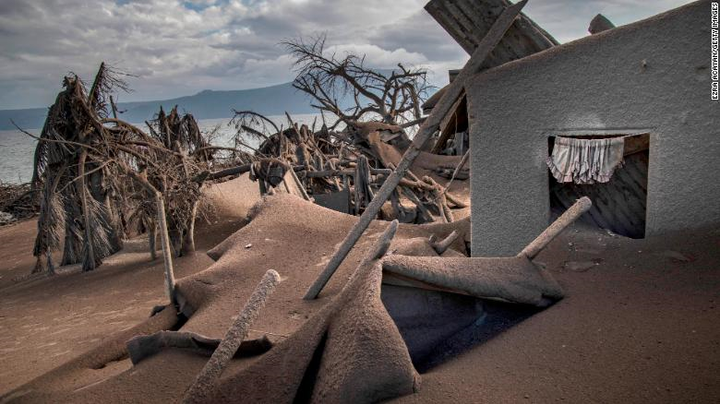 Núi lửa Philippines phun trào: Làng mạc, gia súc bị chôn vùi như ‘ngày tận thế’ - 17
