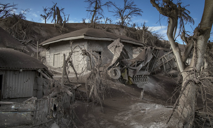 Núi lửa Philippines phun trào: Làng mạc, gia súc bị chôn vùi như ‘ngày tận thế’ - 15