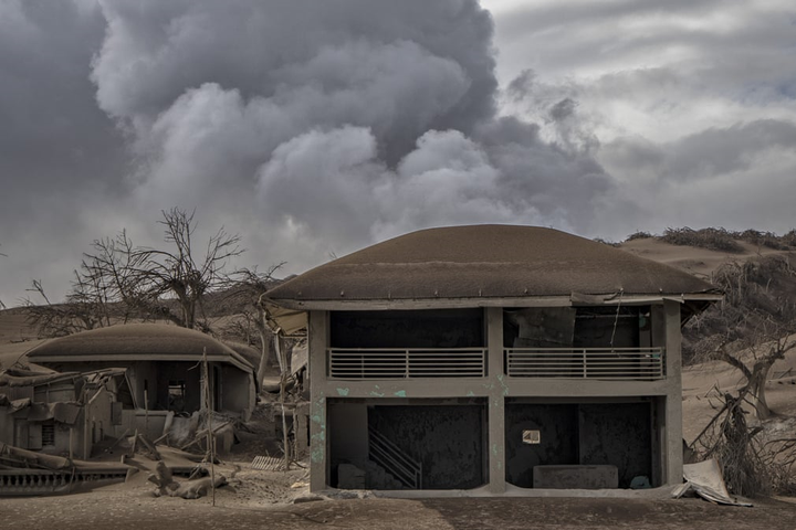Núi lửa Philippines phun trào: Làng mạc, gia súc bị chôn vùi như ‘ngày tận thế’ - 13