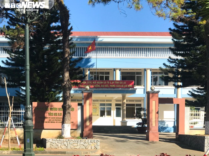 Giám đốc sắp về hưu bổ nhiệm hàng loạt: Thêm 2 quyết định sai được ký trong 1 ngày - 1