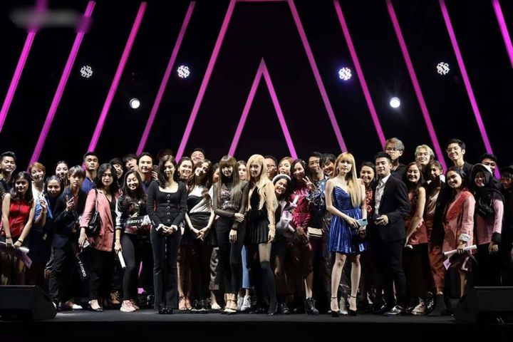 Thiều Bảo Trâm diện váy hở bạo, tự tin đọ dáng bên cạnh nhóm BlackPink - 3