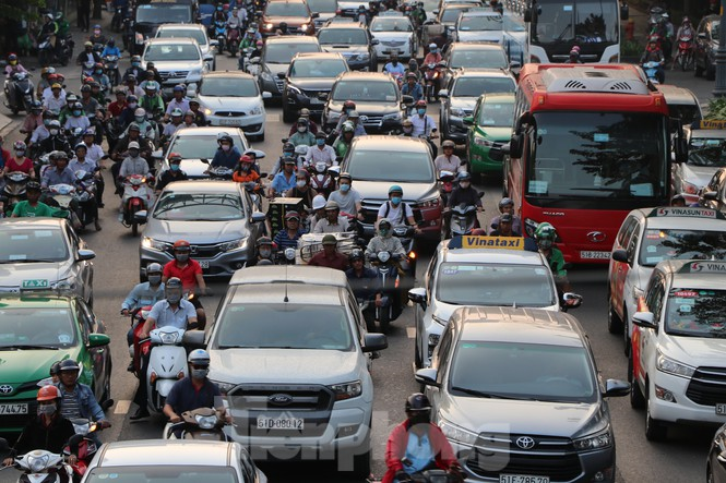 Người xe chen nhau nghẹt thở ở cửa ngõ sân bay Tân Sơn Nhất giáp Tết - 4