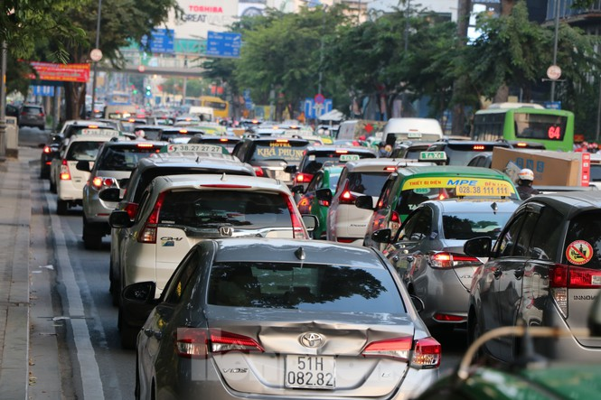 Người xe chen nhau nghẹt thở ở cửa ngõ sân bay Tân Sơn Nhất giáp Tết - 5