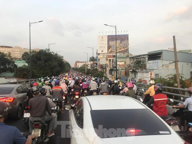 Người xe chen nhau nghẹt thở ở cửa ngõ sân bay Tân Sơn Nhất giáp Tết - 7