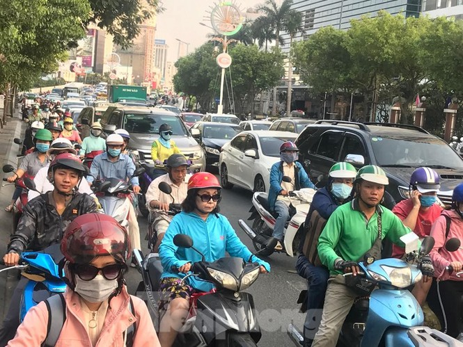 Người xe chen nhau nghẹt thở ở cửa ngõ sân bay Tân Sơn Nhất giáp Tết - 8