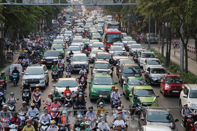 Người xe chen nhau nghẹt thở ở cửa ngõ sân bay Tân Sơn Nhất giáp Tết - 9