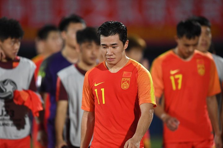 Thất bại toàn diện ở U23 châu Á, cầu thủ U23 Trung Quốc ôm mặt khóc - 2