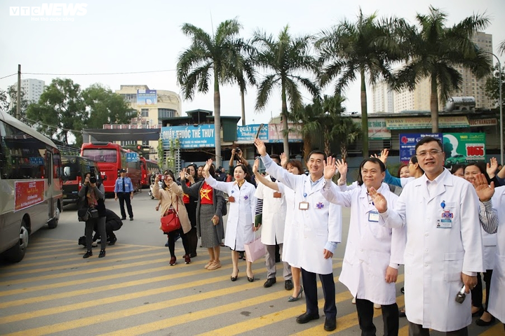 ‘Chuyến xe yêu thương’ đưa hơn 300 bệnh nhân ung thư và người nhà về quê ăn Tết - 10