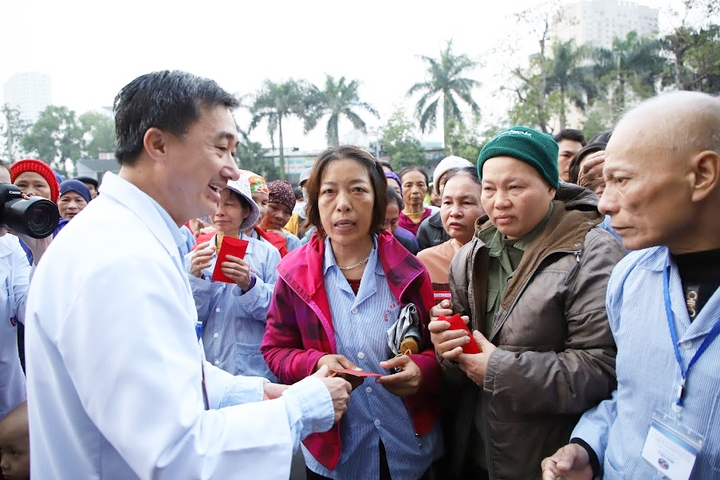 ‘Chuyến xe yêu thương’ đưa hơn 300 bệnh nhân ung thư và người nhà về quê ăn Tết - 5