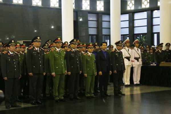 Ảnh: Thủ tướng viếng 3 chiến sĩ công an hy sinh ở Đồng Tâm - 7